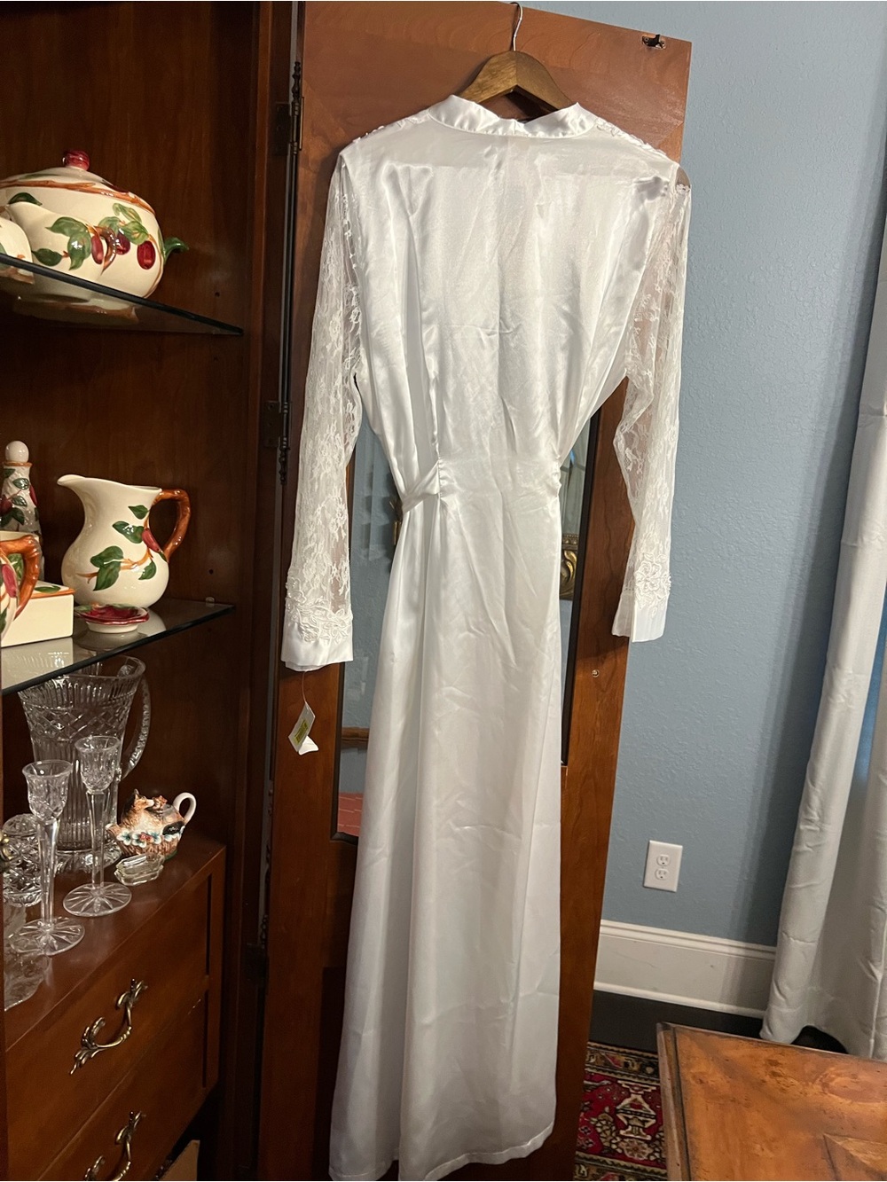Lily Bloom Ivory Satin Robe with Floral Lace Shoulders - Picture 3 of 11